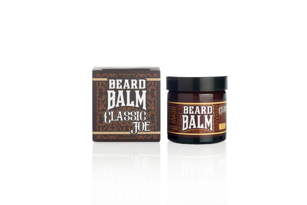 Bálsamo y caja de muestra o viaje. Fotografía de producto con fondo blanco.